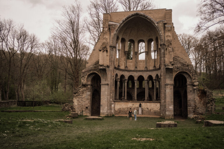 Paarshooting - Besondere Erinnerung an die Verlobung an der Klosterruine Heisterbach - Lea fotografiert