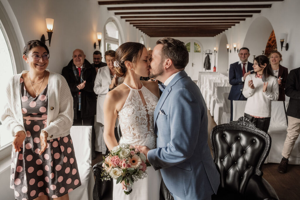 Standesamtliche Hochzeit am Rolandsbogen - Hochzeitsfotograf Bonn - Lea fotografiert