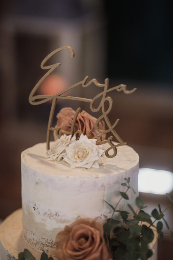 Hochzeit auf Burg Niederpleis in Sankt Augustin - Tortenanschnitt -Hochzeitsfotografin Lea fotografiert