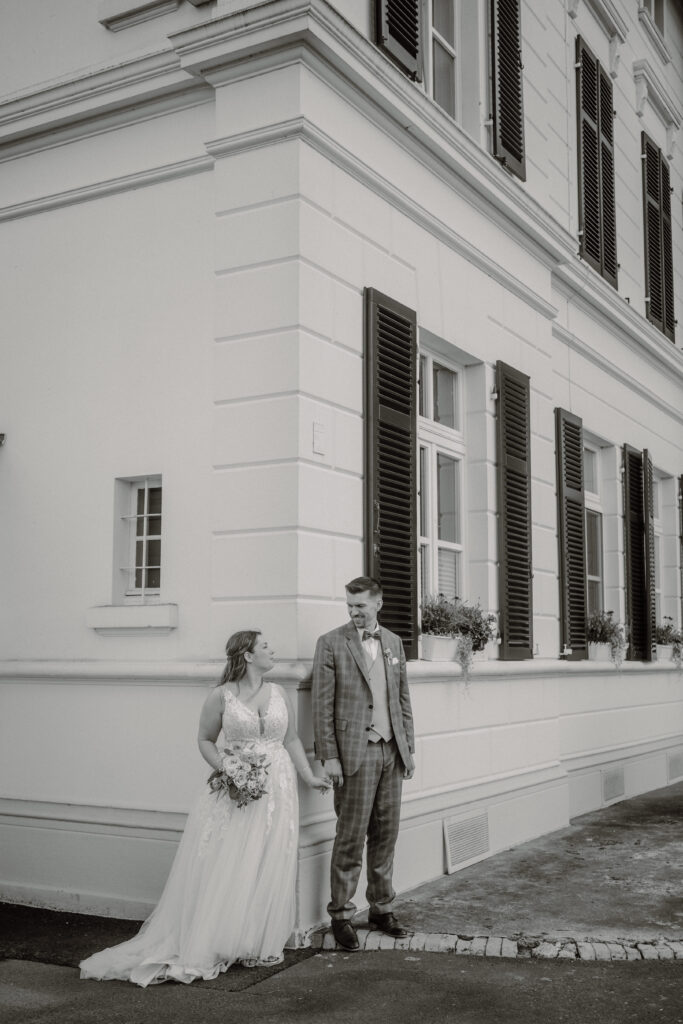 Hochzeit auf Burg Niederpleis in Sankt Augustin - Brautpaarshooting -Hochzeitsfotografin Lea fotografiert
