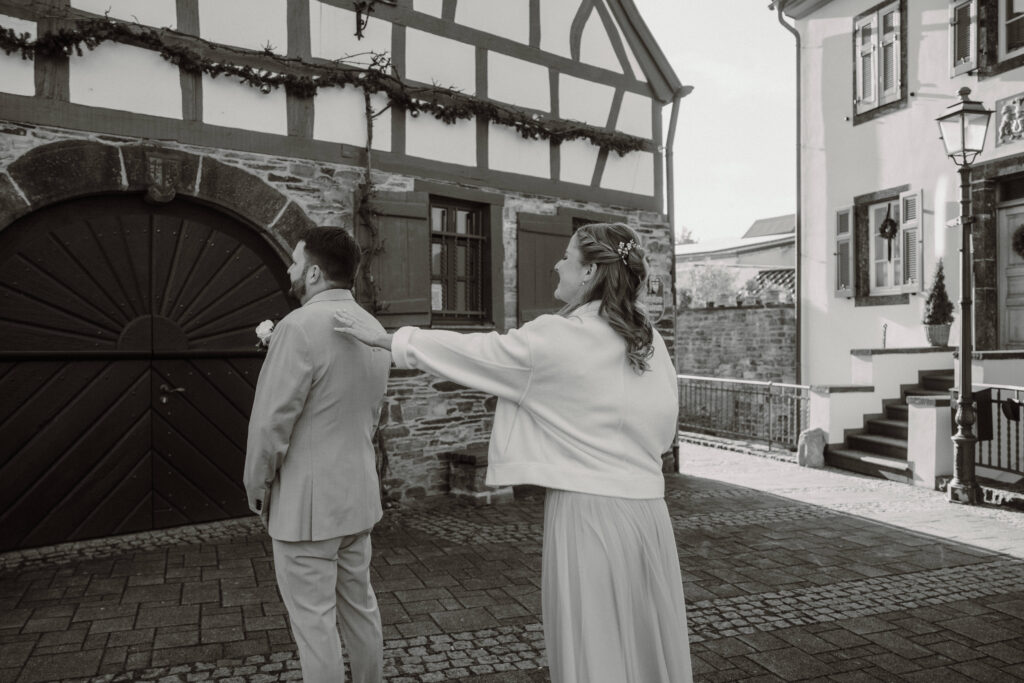 First Look oder klassischer Einzug - Blogbeitrag von Hochzeitsfotografin Lea fotografiert